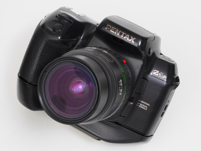 PENTAX Z-1P。かなりのスーパースペックAF一眼レフなんですが外装がフルプラスチックでトノサマガエルみたいな形をしていたり。昔は嫌いだったんだけど、今では愛嬌がある感じがします。IF（インタラクティブ・ファンクション）ボタンをマニュアル時に押すと、瞬時に適正露出が導き出されます。