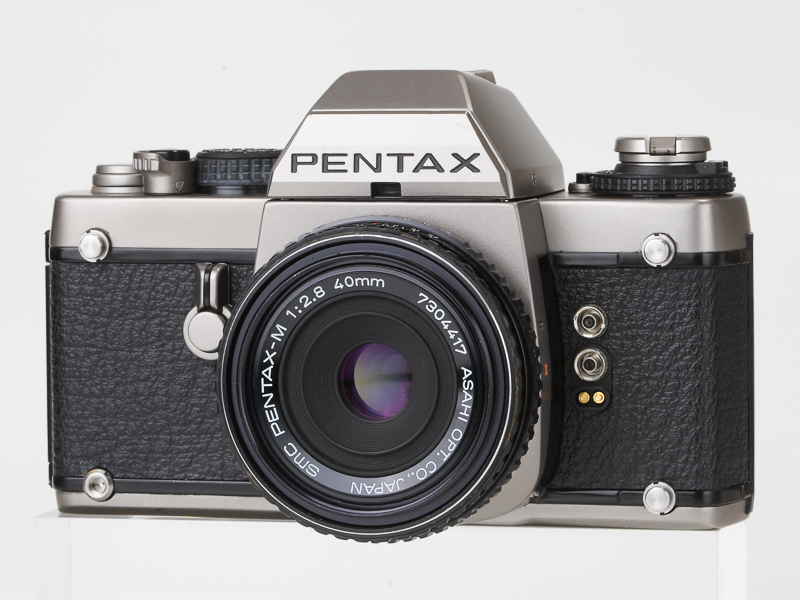 フラッグシップ機、PENTAX LX。発売年がNikon F3と同じ1980年でロングセラー競争となり。わずかにLXの方が長く販売されたのか。でも販売数の差は圧倒的にF3でした。これは限定のチタンモデル。