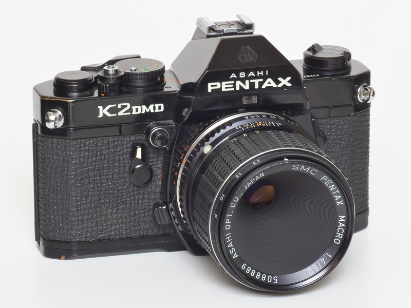 PENTAX K2DMD。1976年発売。LXが出る前のKシリーズのフラッグシップ。それまでペンタックス一眼レフが弱含みだったモードラがついちゃいますよ。ただし最高2コマ/秒しかない。絞り優先AE機。