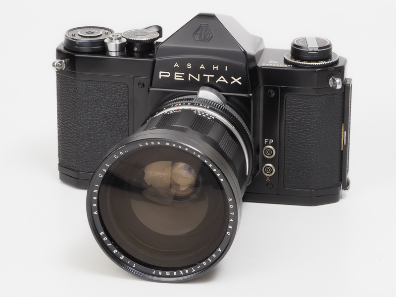 PENTAX S2。1959年発売だからNikon Fと同じなのか。でもこの頃からデザイン的に整ったイメージです。最高速1/500秒ですが、後期型で1/1,000秒になります。このオートタクマー35mm F2.3って、すっごくよく写ります。