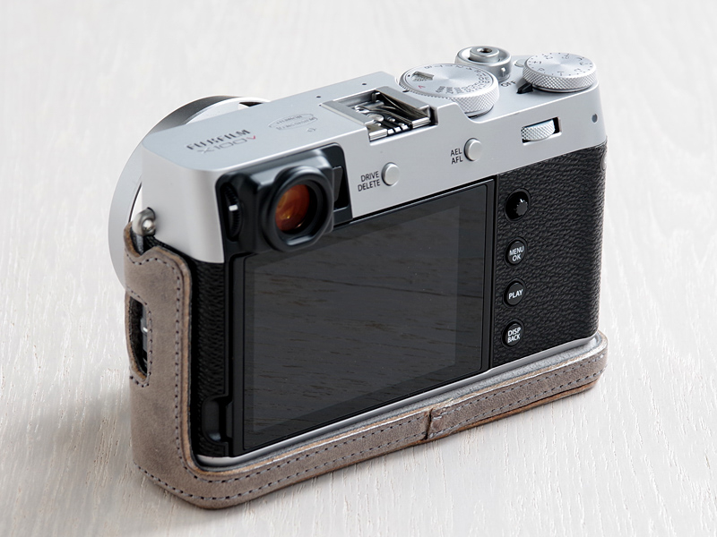 背面モニターのチルト操作に対応。下向きの場合はモニター下部が若干干渉するという。