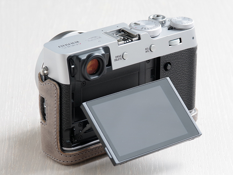 背面モニターのチルト操作に対応。下向きの場合はモニター下部が若干干渉するという。