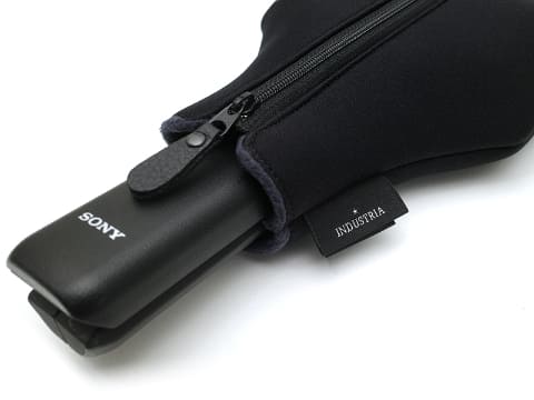 INDUSTRIA、三脚グリップを装着したまま使えるカメラケース - デジカメ
