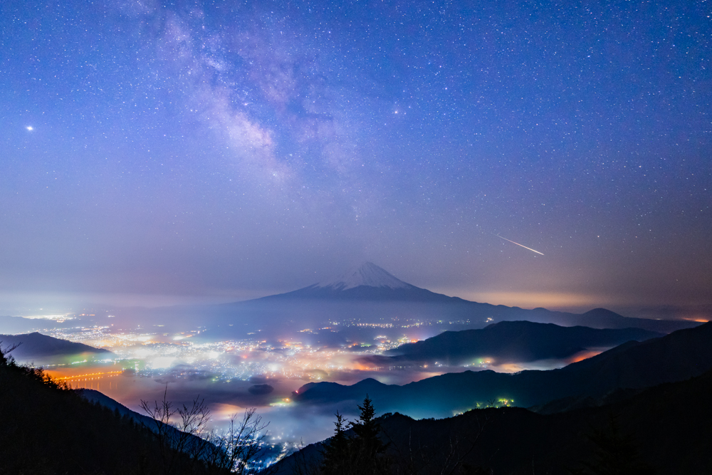 撮影：北山輝泰<br><span class="fnt-85">α7 III / 17-28mm F/2.8 Di III RXD / 17mm / マニュアル露出（20.0秒・F2.8） / ISO 2500</span>