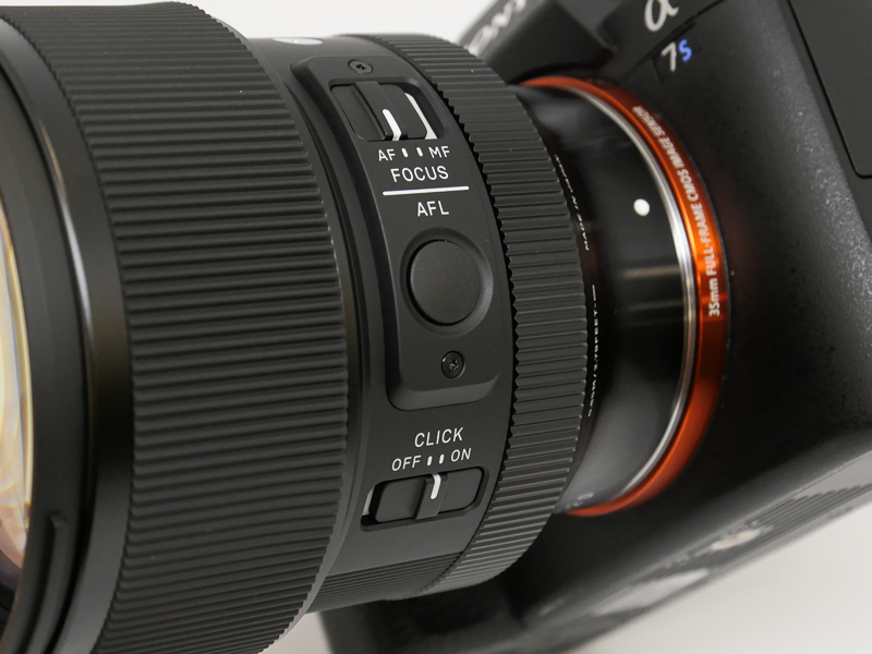 AF/MFスイッチ、カスタマイズ可能なAFLボタン、絞りクリック切り替えスイッチが備わる。