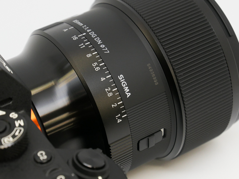 逆側には、新たに採用された「絞りリングロックスイッチ」。スイッチのオンオフで、Aポジションでの固定と、絞りリング使用時にAポジションに入らないようにロックができる。