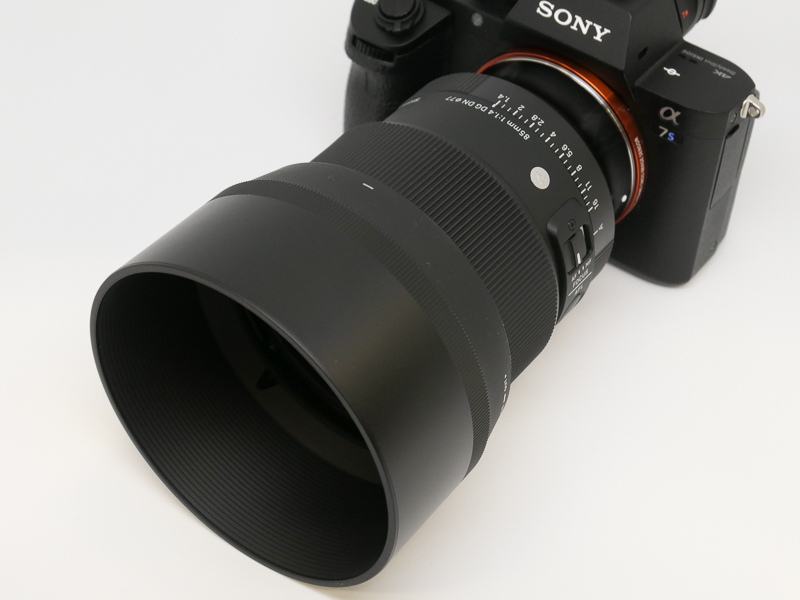 フードにはロック解除ボタンがある。