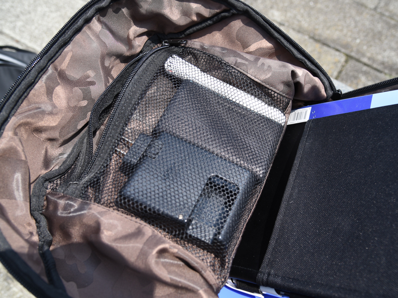 小物入れにバッテリー充電器、名刺入れ、ボイスレコーダーを収納した様子。