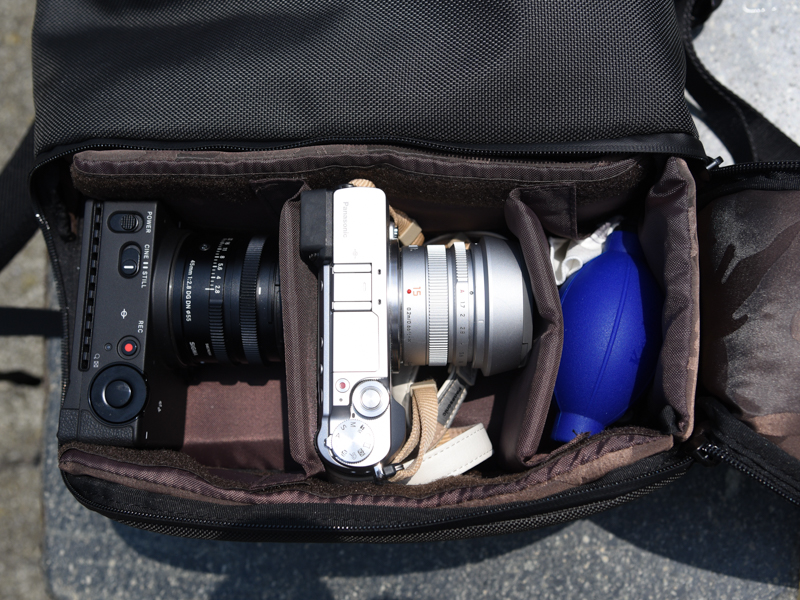 SIGMA fp＋45mm F2.8 DG DN | C、LUMIX GX7 Mark II＋LEICA DG SUMMILUX 15mm F1.7、撮影小物を収納した様子。