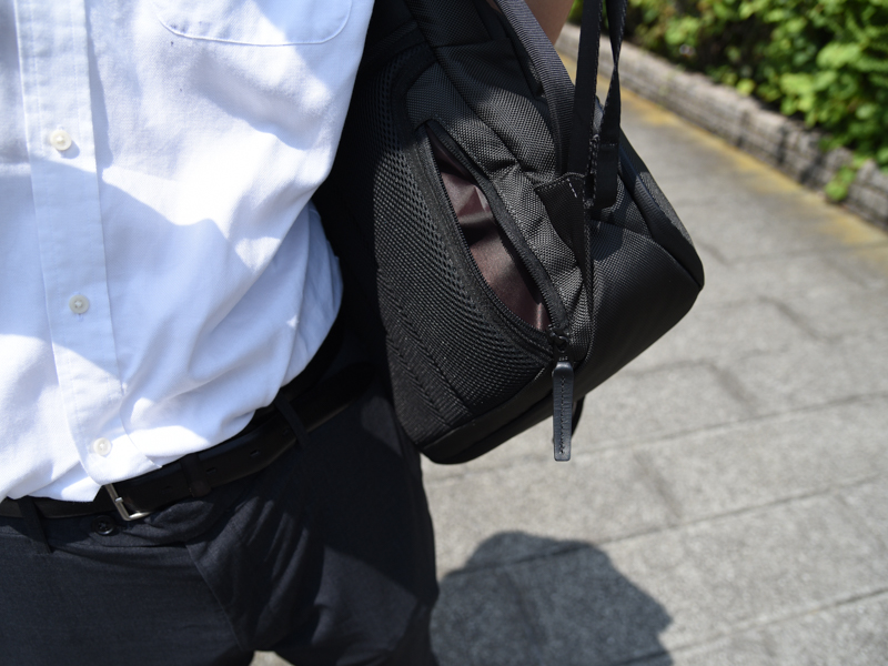 なくしやすいレンズキャップなどを収納しておけるのはありがたい。