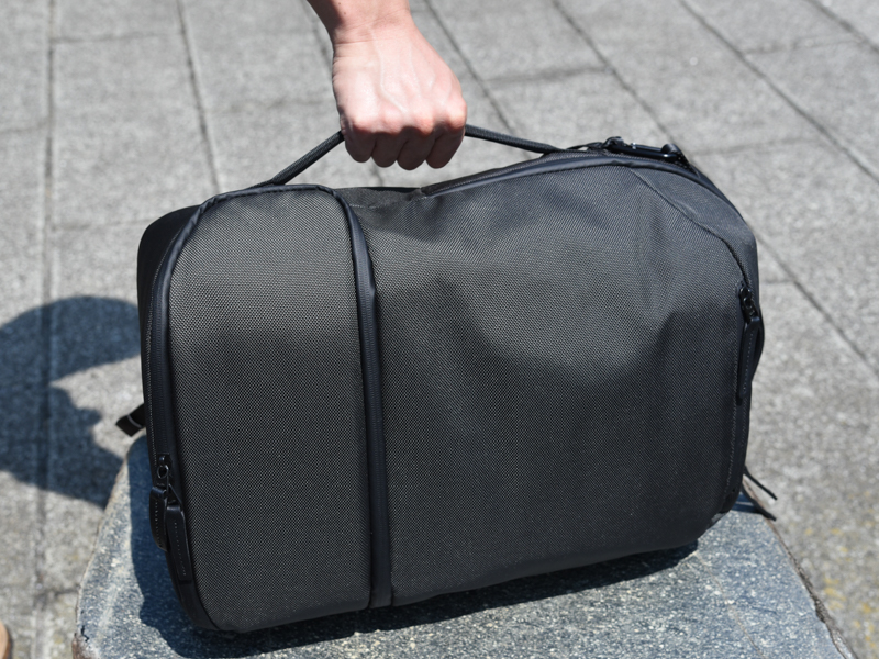 側面にサイドハンドルが搭載されている