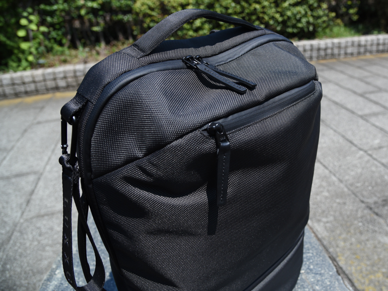 表面上部のポケットには携帯電話などの小物が収納可能