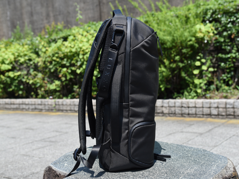 自立も可能。サイドポケットは付いていないので、ペットボトルなどは中に収納する必要がある。