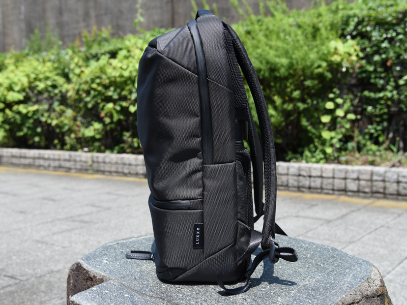 自立も可能。サイドポケットは付いていないので、ペットボトルなどは中に収納する必要がある。