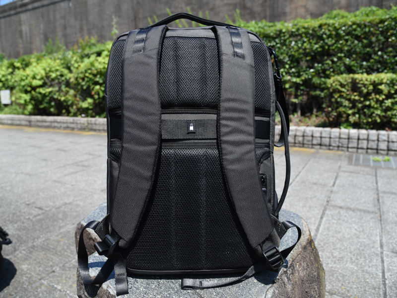 表面はポケットが少ないためすっきりした印象。背面はメッシュ素材で、キャリーバーホルダーを装備している。