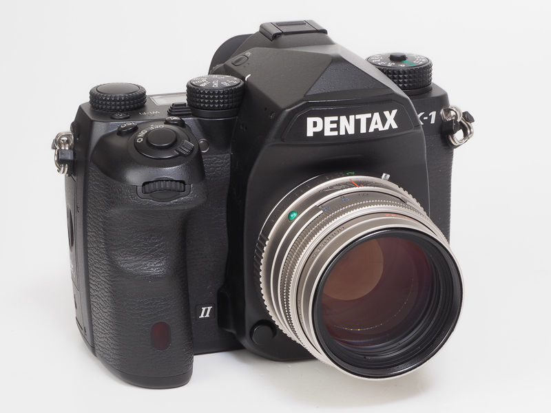 PENTAX K-1。正確にはMark IIへのグレードアップ改造をお願いしたのでK-1（II）と書くのがお約束みたい。ボディ右側のエンブレムが「SR」から「II」に変わります。リコーは思い切って35mmフルサイズのフラッグシップ機を出して良かったと思いますね。ペンタックスユーザーも会社もモチベーション上がるし。APS-Cフラッグシップへの期待も高まるし。