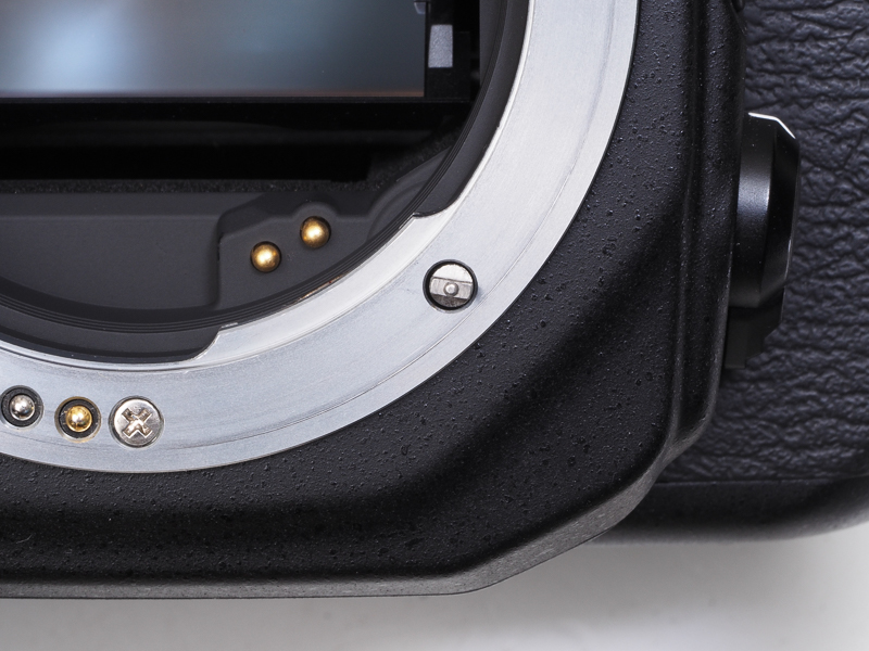 K-1のKAF2マウント部を見る。ボディ内モーターAFレンズ用のAFカプラー（中央）は現行ペンタックスカメラボディのビギナー機からフラッグシップ機にまで備わっている。奥の金色の2つの接点は当初はパワーズーム用として用意されたものだが、いまはSDM（超音波モーター）用の電源供給も兼ねる。パワーズームは登場した当初はあまり評判はよろしくなかったが、現在では動画撮影に重宝するのではないか。