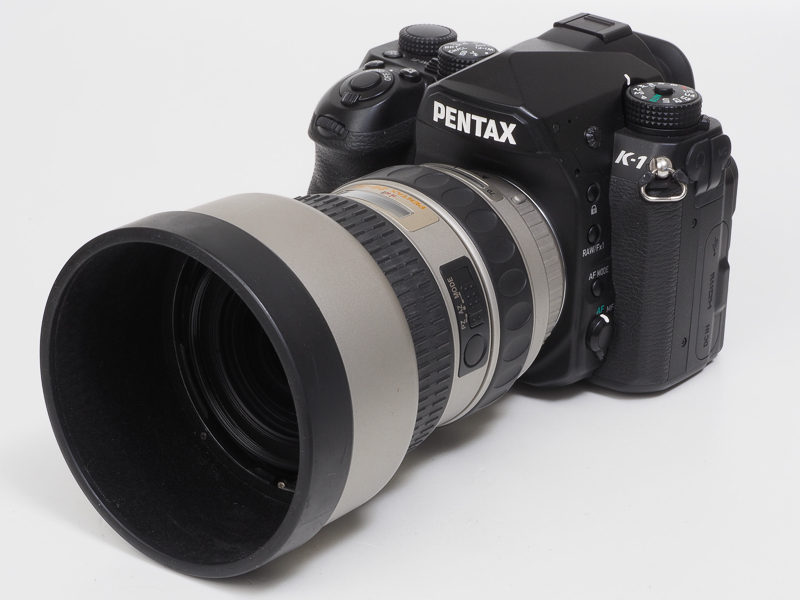 smc PENTAX FA★28-70mm F2.8 ALを装着したPENTAX K-1。大きなレンズだが、パワーズームが動作するのが感動的。実際の写真撮影には使わないだろうけどね。フィルムカメラ時代のペンタックスでは本レンズを使うと、ズームクリップと呼ばれる焦点距離設定機能とか、像倍率一定機構とか自動露光間ズームとかも使えました。でもね、パワーズームが“動く”ことだけで堪能できるし、古いレンズですが光学的な描写能力も長けておりますぜ。