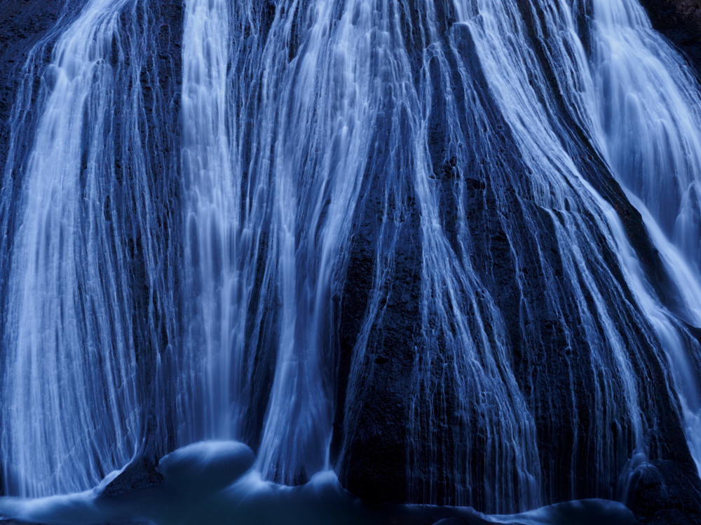 日本三名瀑のひとつ、袋田の滝。絹のような流れをデザイン的に切り取った。三脚ハイレゾショット機能を使っているので、流れの線の描写が繊細で素晴らしい。<br><span class="fnt-85">OM-D E-M1 Mark III / M.ZUIKO DIGITAL ED 12-100mm F4.0 IS PRO / 17mm（34mm相当） / 絞り優先AE（F8、0.8秒、-1.3EV） / ISO 400/WB:晴天</span>