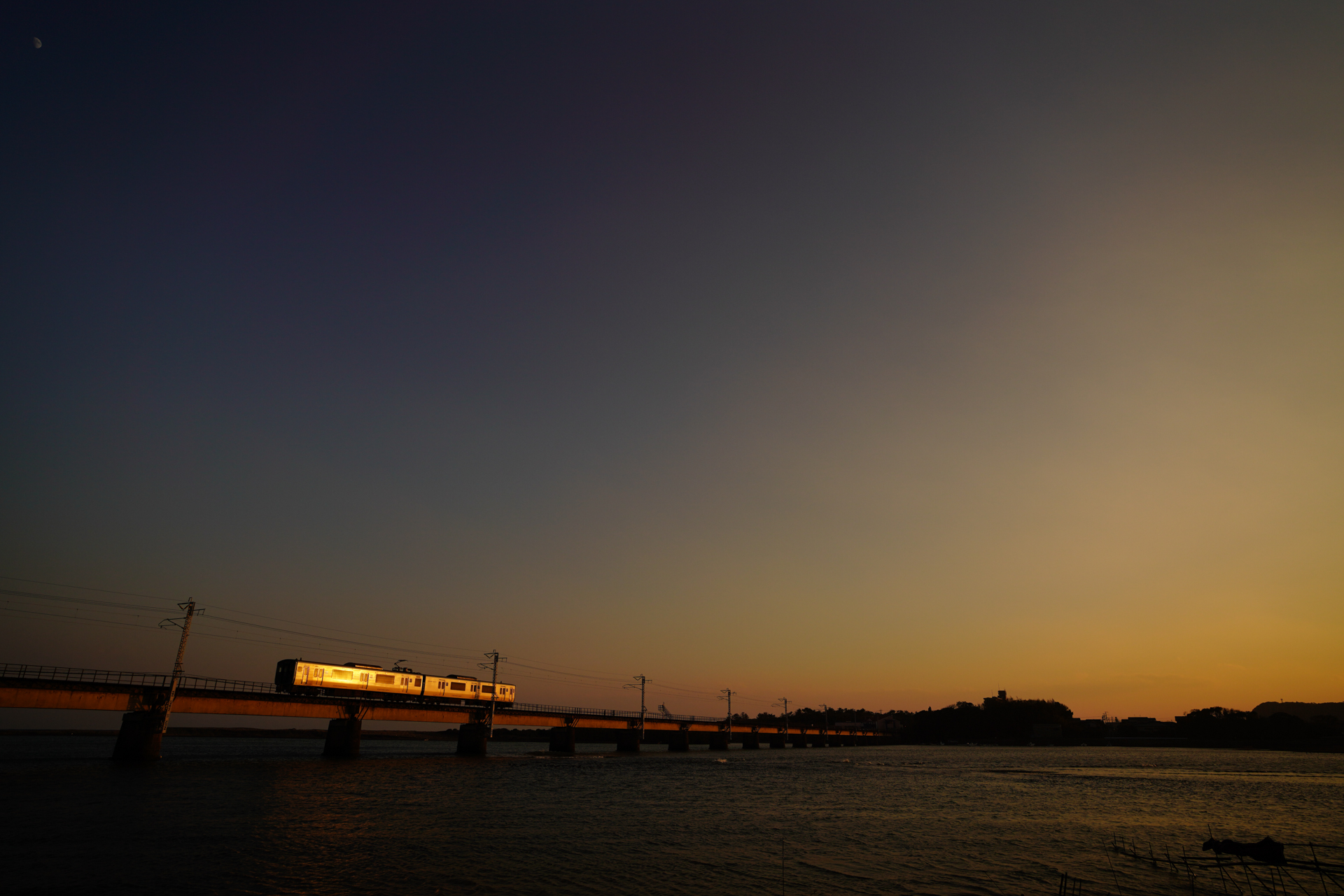 ソニーα7R III　FE 16-35mm F2.8 GM（20mm）　マニュアル露出（F3.2、1/4,000秒）　ISO 200　WB:日陰