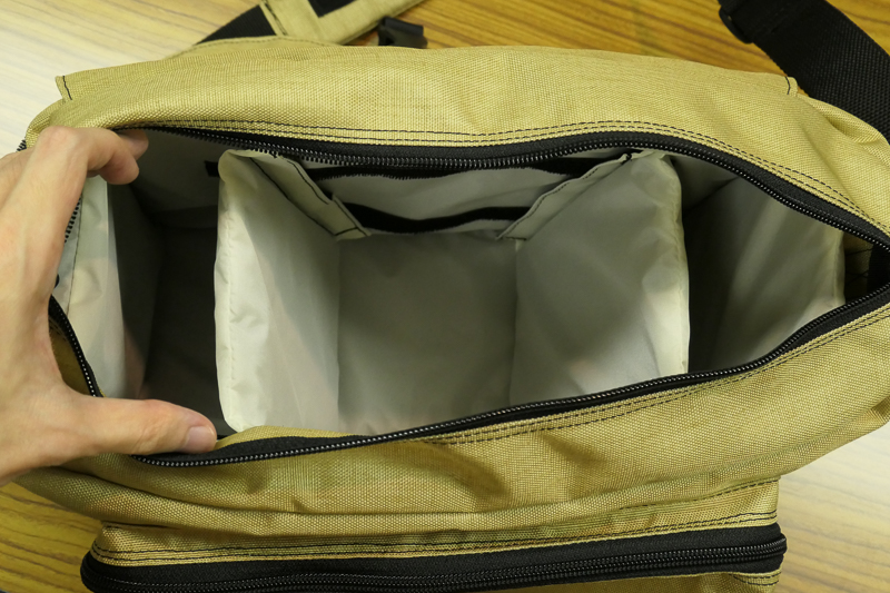 取り外し可能なソフトインナーケースが付属。仕切り板2枚が備わっている。