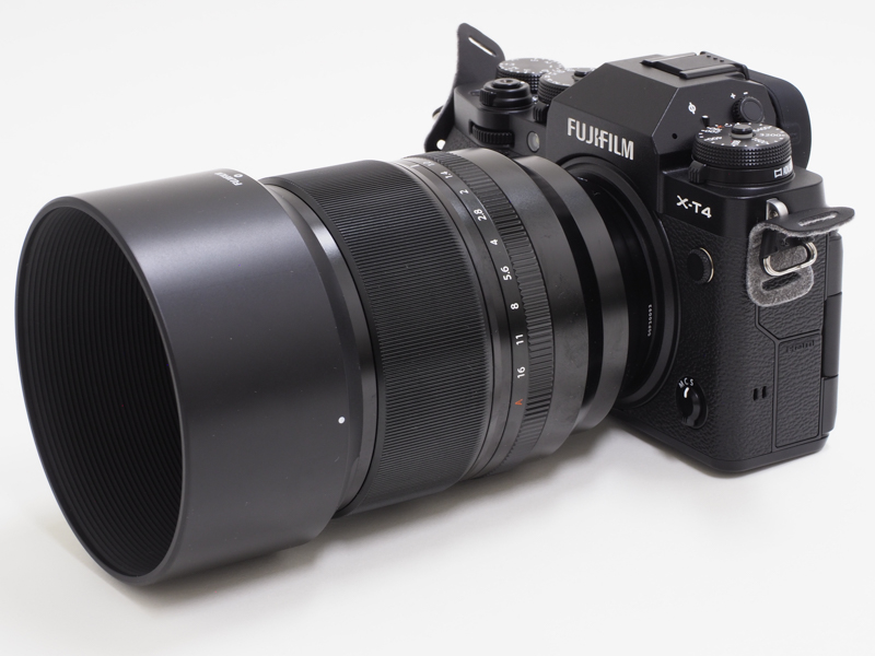 フードを装着した状態。フード形状は筒型