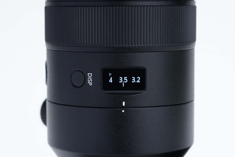 レンズ情報パネルは、ZEISSのBatisシリーズのような電子表示式だ