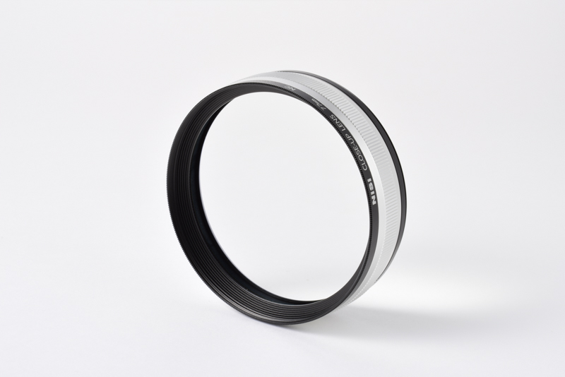 今回の主役であるクローズアップレンズ。一般的なクローズアップレンズと異なり、ずっしりとした重さがある。