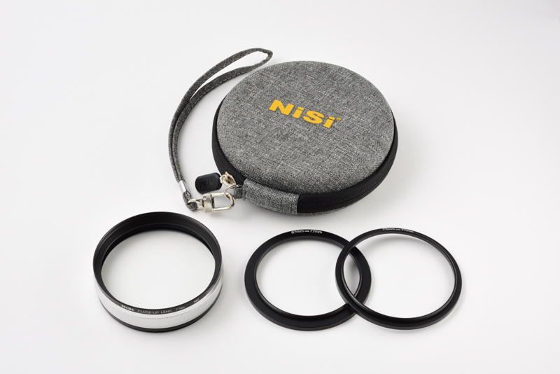 NiSiの「クローズアップレンズNCキット」（77mm径タイプ）。上段が専用ポーチ、下段左からクローズアップレンズ、72-77mmアダプターリング、67-77mmアダプアーリング。