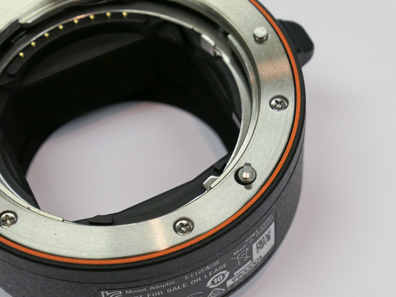 円筒形状のアダプターに、AF駆動モーターとAFカップリングが備わる。アダプター側面にはレンズ取り外しボタンのみ。
