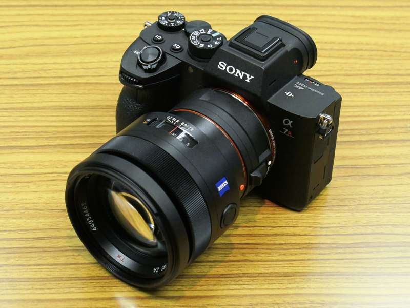 α7R IVにLA-EA5経由でPlanar T* 85mm F1.4 ZA（AFモーター非搭載レンズ）を装着。