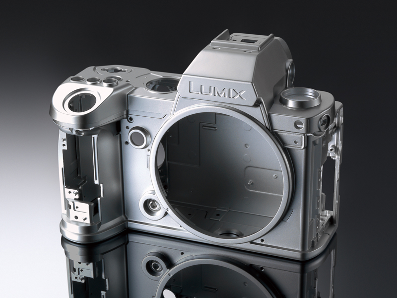 マグネシウム合金シャーシを採用。