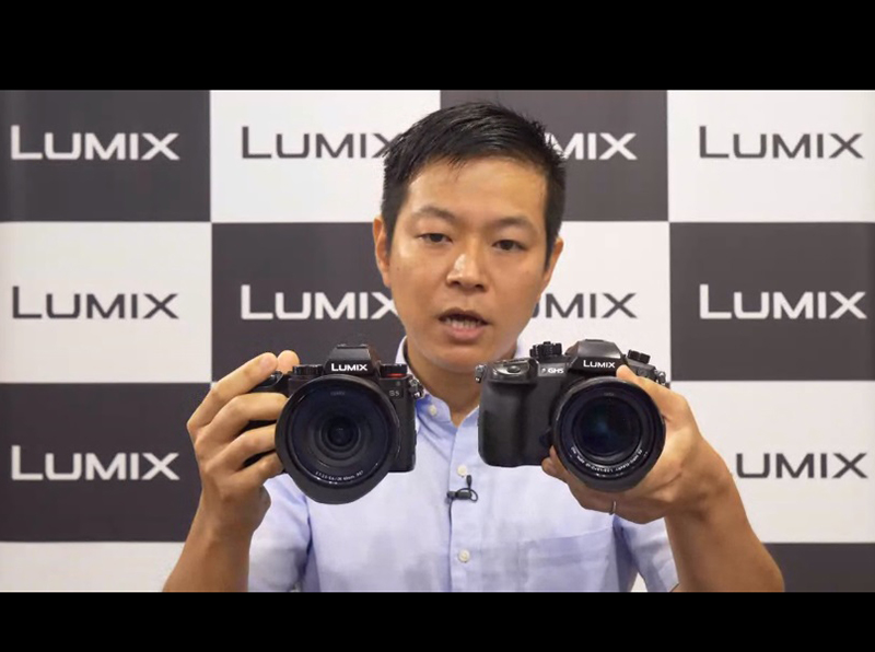パナソニック株式会社 コンシューマーマーケティング ジャパン本部 商品センター イメージング担当 塩見記章氏、向かって左側に「LUMIX S5」、右側に「LUMIX GH5」