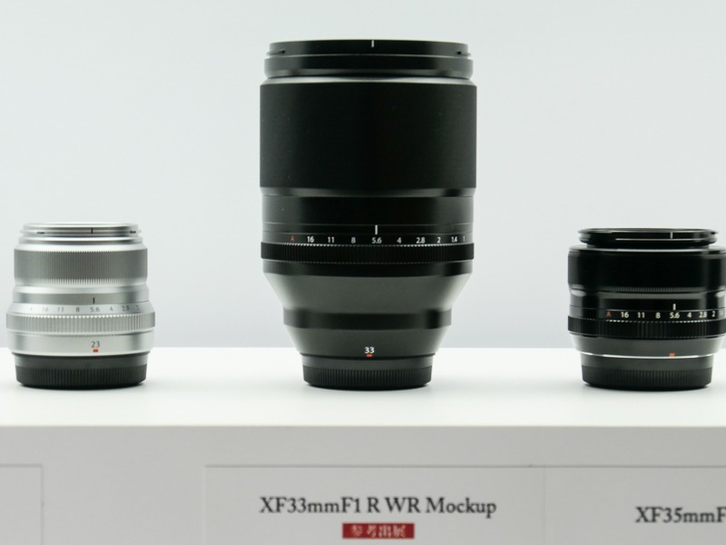 参考：CP+2019で参考出品されていたXF33mm F1.0。富士フイルム展示ブースより。記事は<a href="https://dc.watch.impress.co.jp/docs/news/1172426.html">こちら</a>