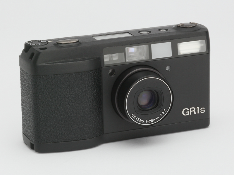リコーGR1s。1998年登場。フィルムGRの2代目。フードが装着可能（フード好きでも、まず使いはしませんな）になったり、暗い場所ではファインダー内に照明が点灯して、フレームが見やすくなりました。フィルムGRは液晶表示部分が経年変化に弱く、数字が欠けたりするのがちょっとイヤ。