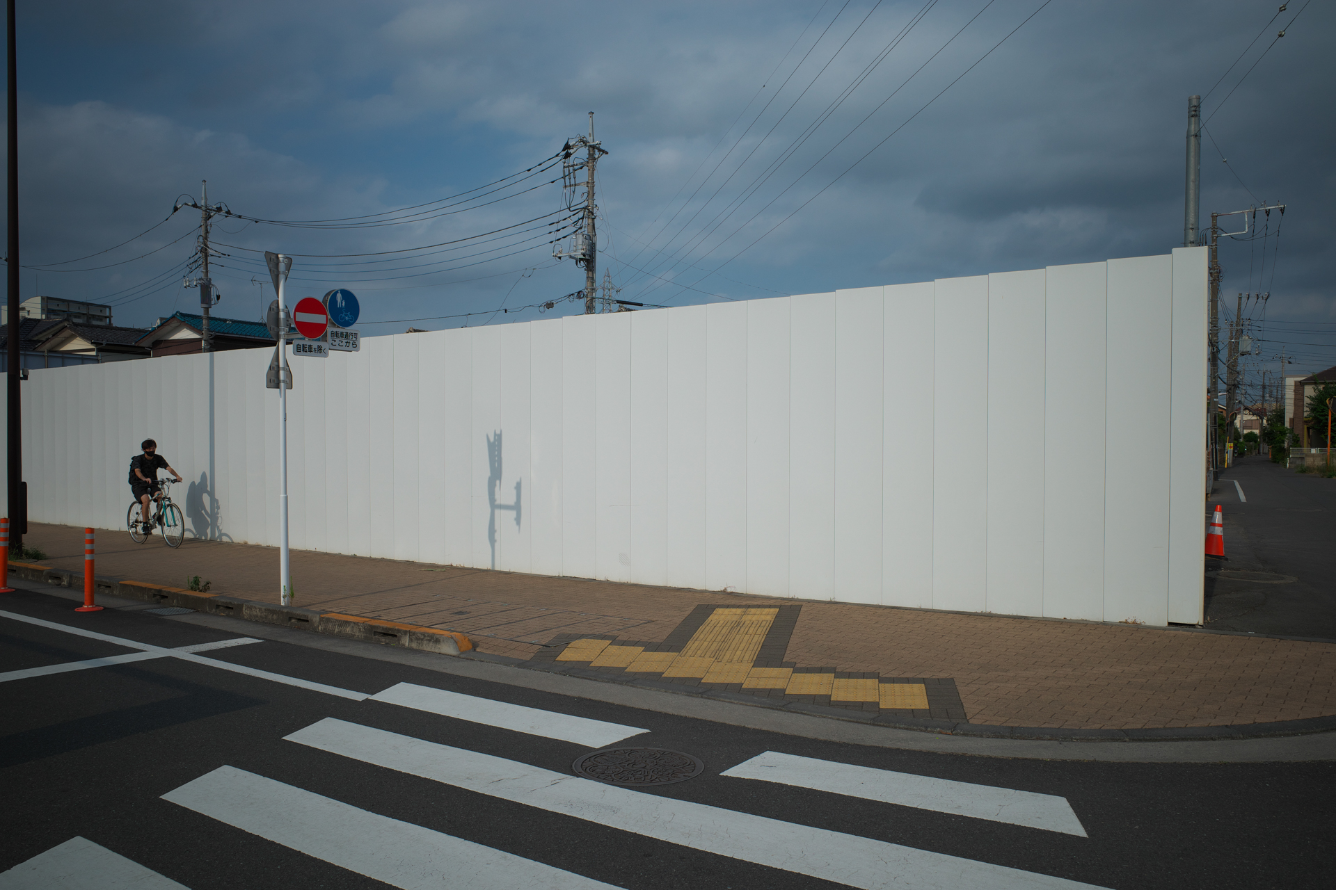 反射率の高い白い壁を写し込んだりすると、いきなり性能が落ちてしまうレンズもあるんだけど、さすがのGRレンズという印象。このあたりはさすがですね。<br>GR III（F5.6・1/800秒）ISO 100
