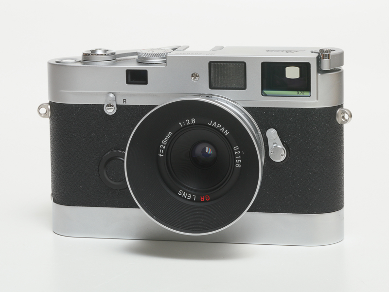ライカMPに装着したリコーGR 28mm F2.8。これがあればフィルムGRがなくてもいいや。写りを後世に継承するという意味ではありがたい存在。高級、とはいえコンパクトカメラのレンズをライカに！というのは衝撃でした。鏡胴やらフードは真鍮製で重たいですぜ。