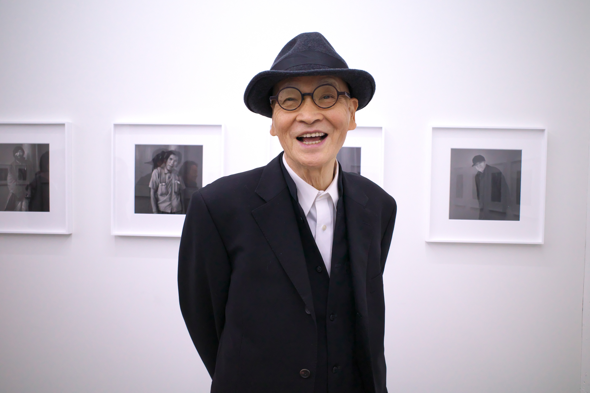 写真家の鬼海弘雄さん。写真展会場でスナップを撮らせていただきました。カメラまかせでの撮影。小さいカメラだから威圧感を与えません。光はフラットですが、しっかりした描写です。周辺光量が少し落ちた感じが、逆に画面を締めました。<br>GR III（F4.5・1/320秒）ISO 1600