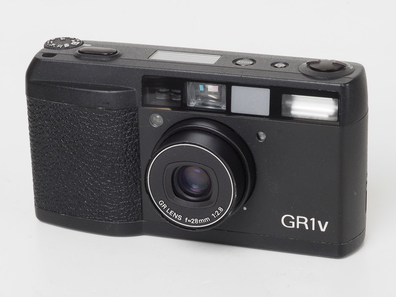 リコーGR1v。2001年発売。フィルムGR1としては最後の機種。このシリーズは時間を経ると液晶表示がみんな経年変化で怪しくなる共通の欠点あり。写りには関係ないけど、これで撮影のためのモチベーションが保てないわけね。私の場合は。