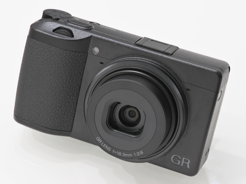 2019年発売のGR III。APS-Cセンサー搭載のGRから数えて3代目。内蔵ストロボを省略したことでコンパクトになり、GRのコンセプトが明確になってきた。あくまでも単焦点レンズ搭載というこだわりもみせるが、2,400万画素ともなればトリミングの自由度も増すはず。