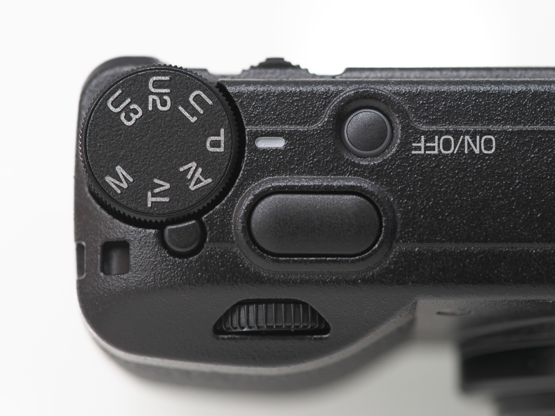モードダイヤル。ユーザーカスタムセッティングで自分好みにカスタマイズ。といきたいところだけど、何を設定したか忘れるので結局はノーマルなプログラムAEで撮影したりするわけです。
