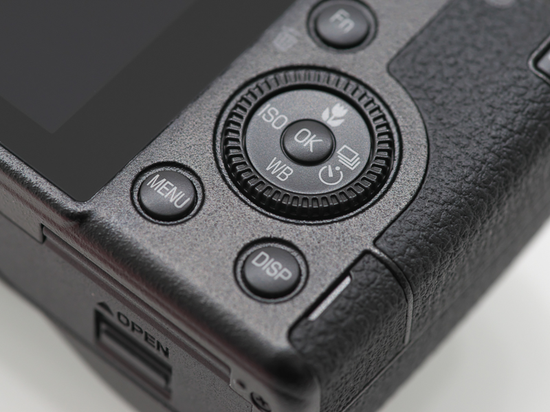 背面のダイヤル、ボタン類。うまく機能が集約されている。操作フィーリングも上々。こういうところに高級コンパクトカメラとしての威厳というか価値もあるわけ。
