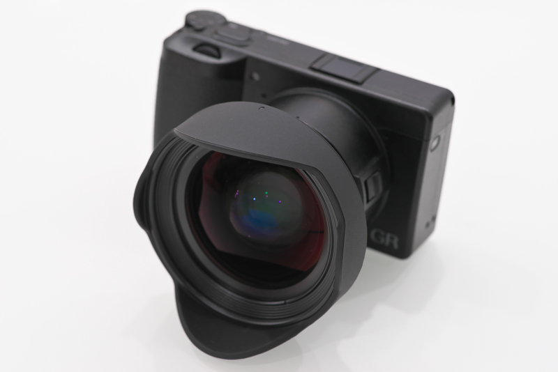 GR III専用のワイドコンバージョンレンズGW-4は倍率0.75倍。35mm判相当で21mmの画角。少し大きめだけど性能面では秀逸だ。