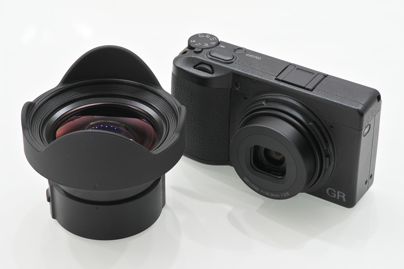 GR III専用のワイドコンバージョンレンズGW-4は倍率0.75倍。35mm判相当で21mmの画角。少し大きめだけど性能面では秀逸だ。