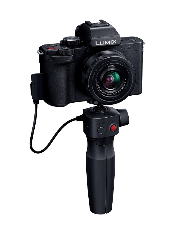 LUMIX G100。トライポッドグリップ「DMW-SHGR1」にも対応している。
