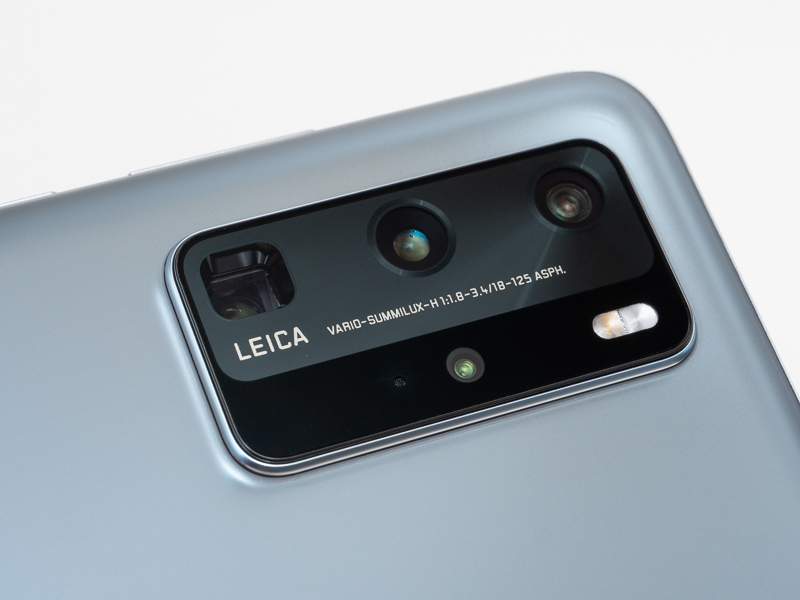 ファーウェイ P40 Proのカメラ部。左上から約1,200万画素RYYB（125mm相当F3.4）、約5,000万画素RYYB（23mm相当F1.9）、約4,000万画素（18mm相当F1.8）。この3つのカメラを合わせて「LEICA VARIO-SUMMILUX-H 1:1.8-3.4/18-125 ASPH.」だ。下段中央部のレンズが、距離を測るToFセンサーで、右端が白い部分はLEDライトと色温度センサー。