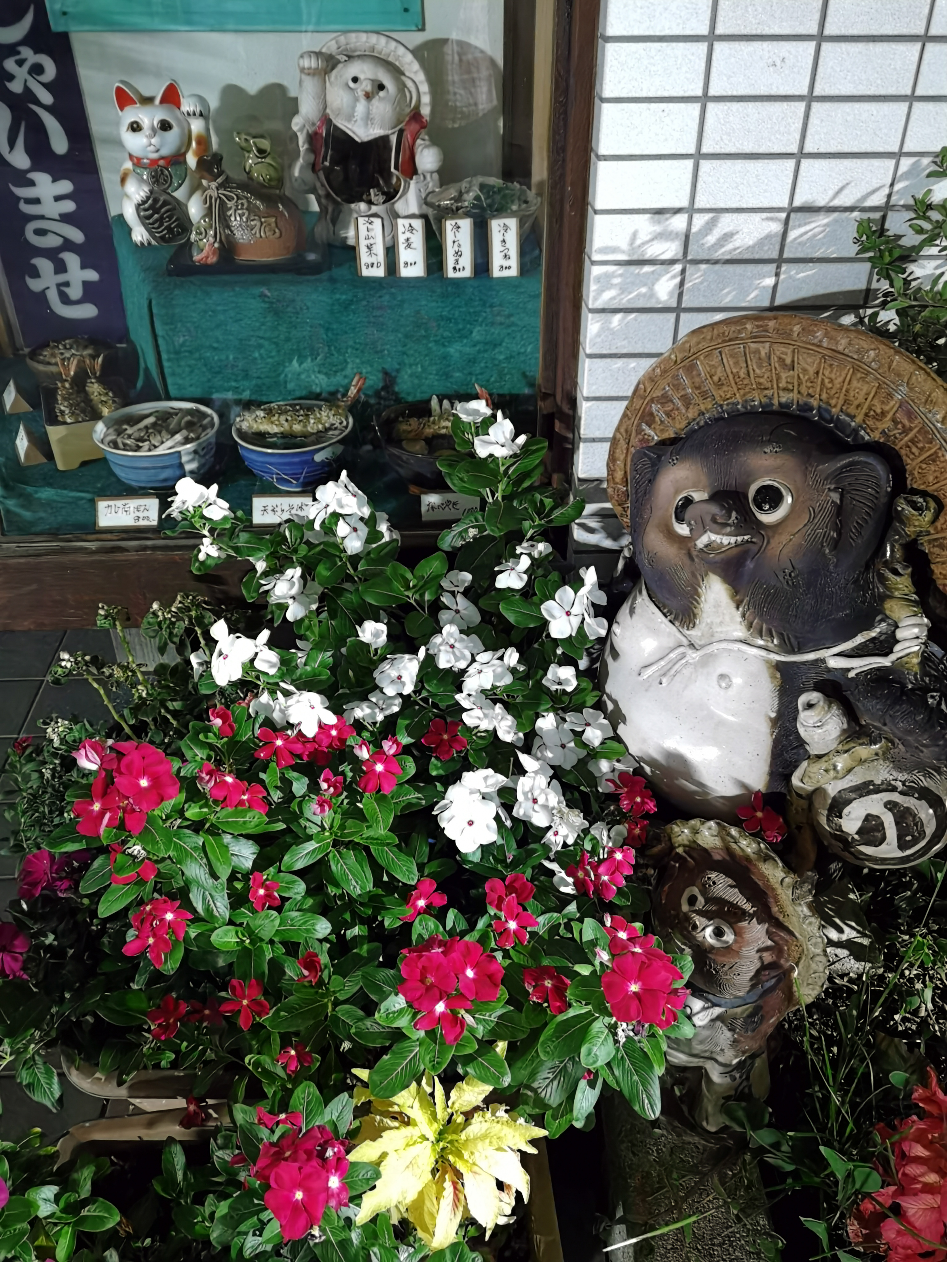 営業終了した深夜のそば屋の店先。真っ暗と言うほどではないが、タヌキの表情は読めないくらいに暗い条件。拡大していけば画像処理でノイズをつぶした感はあるが、パッと見たときの印象は悪くない。他社のスマートフォンでもナイトショットや露出補正で同程度の明るさで撮影できるが、暗所でP40 Proが強いのは確かだ（標準カメラ・1/8秒・ISO 25600）。