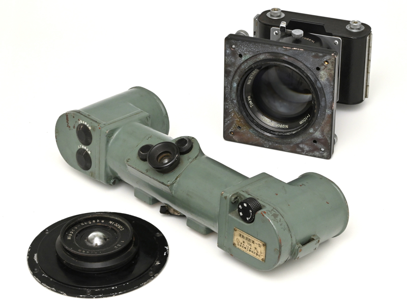 画像左から、射撃訓練監査写真機用レンズ「12cm f/32」（1934年）、「25センチ運動測距儀1型」（1931年）、X線間接写真撮影レンズ「Regno-Nikkor 10cm f/1.5」（1947年）