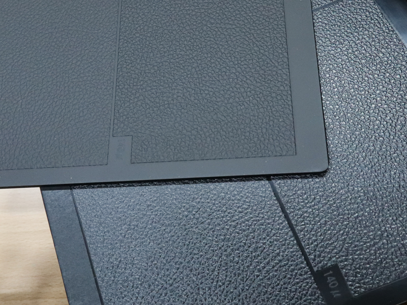 革シボのサンプル。下が素材の状態で、上は塗装後。これにより、カメラのグリップにも通じるしっとりとした感触が得られる。