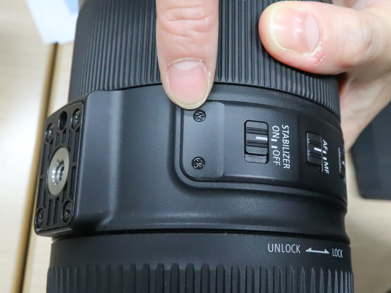 スイッチパネル部のネジ。周辺の質感に合わせてツヤありとした。